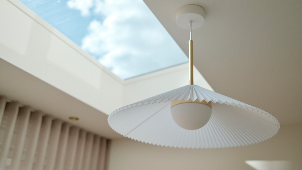 Beige Küche mit Dachfenster. Contur Küche mit Kochinsel und Schrankwand. Realisiert von Ekelhoff Küchen, fotografiert von ©Jeroen Nieuwhuis