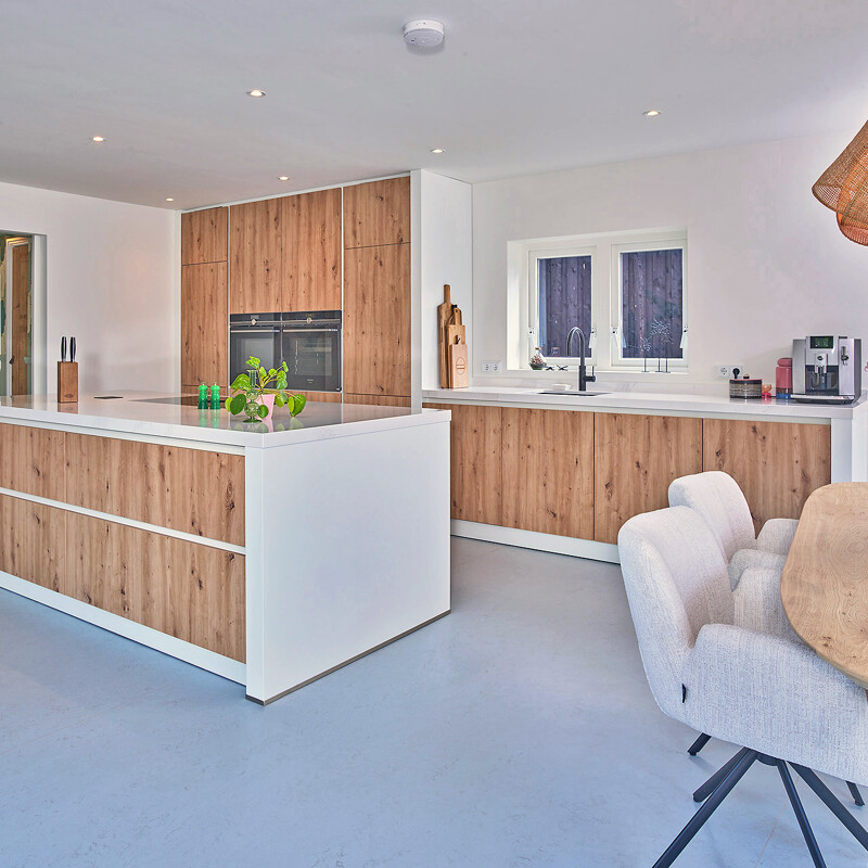 Scandinavische keuken met kookeiland in eiken en wit. Gefotografeerd bij onze klanten in Groningen. Ontdek Ekelhoff Keukens in Nordhorn