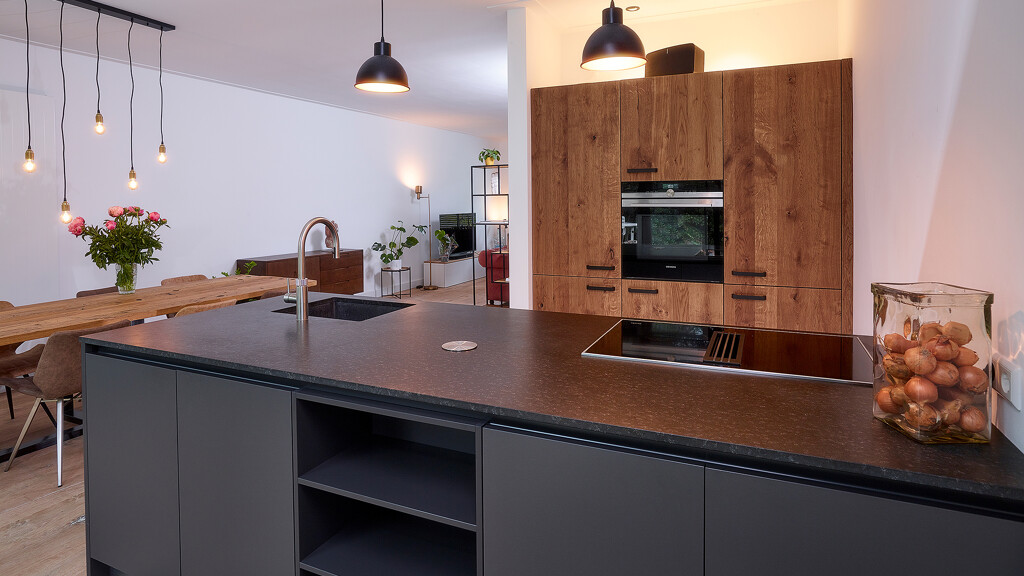 Zwarte keukens bij Ekelhoff - Zwarte keuken met hout