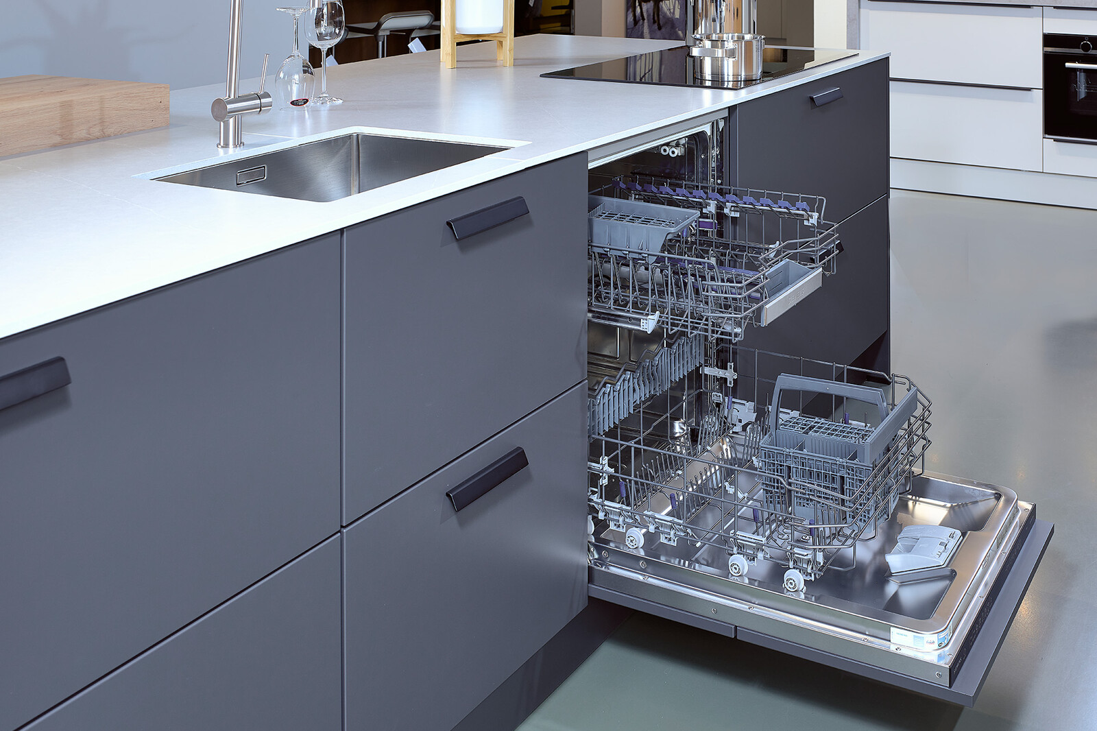 Showroomkeuken: Eilandkeuken met bar in lavazwart en eiken met veel lades en siemens apparatuur