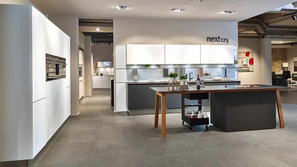 Witte next125 showroomkeuken met kookeiland bij Ekelhoff in Nordhorn