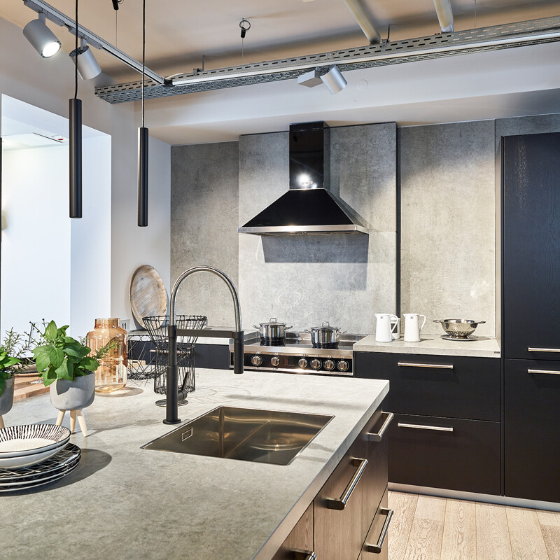 Stoere industriële  zwarte keuken van Ballerina in zwart eiken met keramisch werkblad en spoeleiland