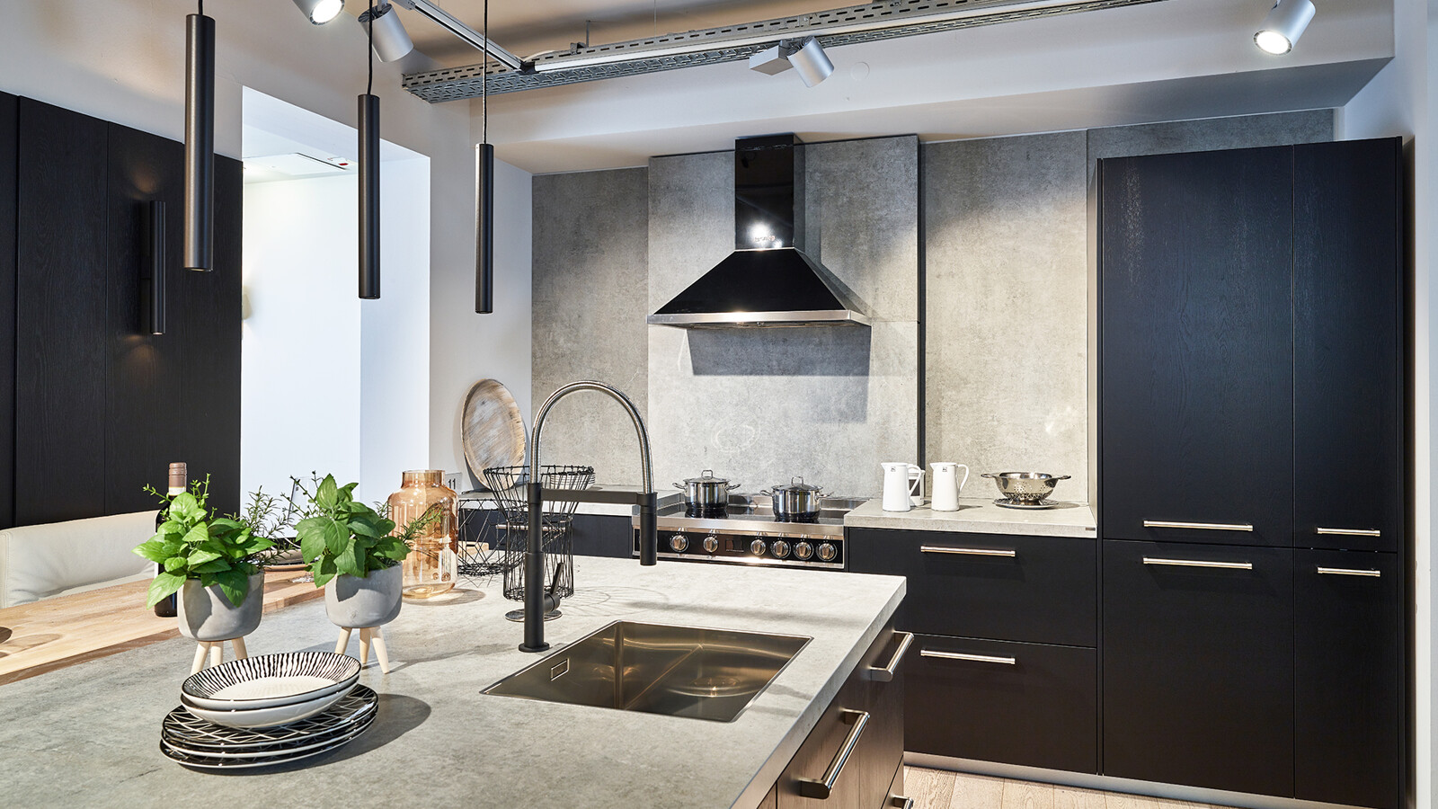 Stoere industriële  zwarte keuken van Ballerina in zwart eiken met keramisch werkblad en spoeleiland