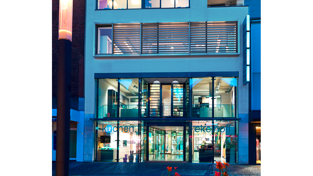 Zicht op de voorzijde van het Keukenhuis Ekelhoff  in de schemering