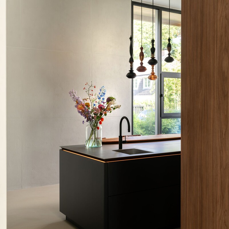 SieMatic SLX keuken met verlichte greeplijst en rvs keukenblad. Extra spoelbak met quooker-Ekelhoff Keukens, Nordhorn