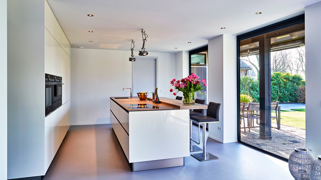 Weiße offene Küche mit Kochinsel von Contur in von Ekelhoff Küchen in Deutschland