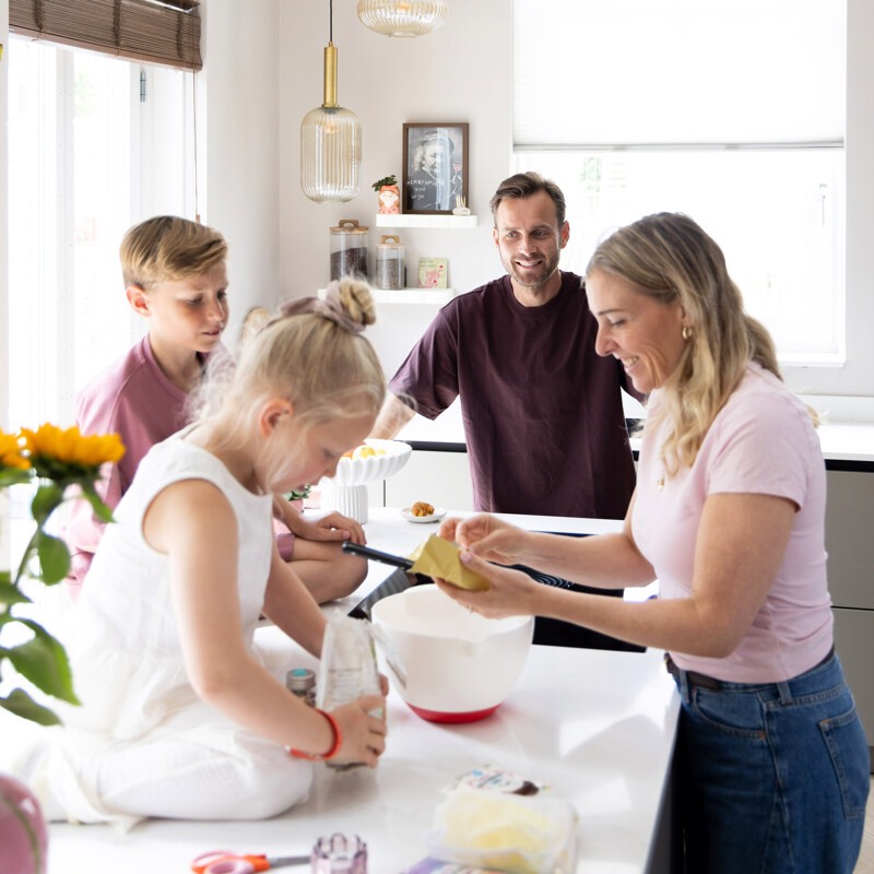 Grijze keuken met kookeiland en marmerlook blad - binnenkijken bij Yosta en Jesper
