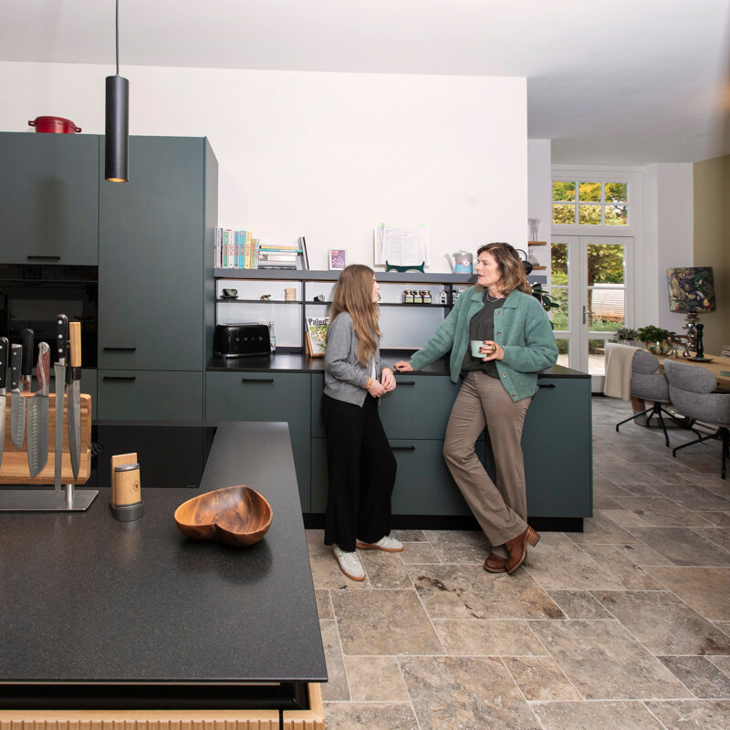 Groene Keuken met keukeneiland in kobaltgroen en licht eiken van next125