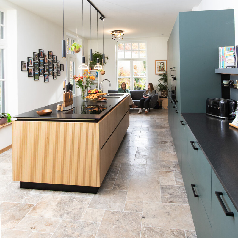 Keuken met keukeneiland in kobaltgroen en licht eiken van next125