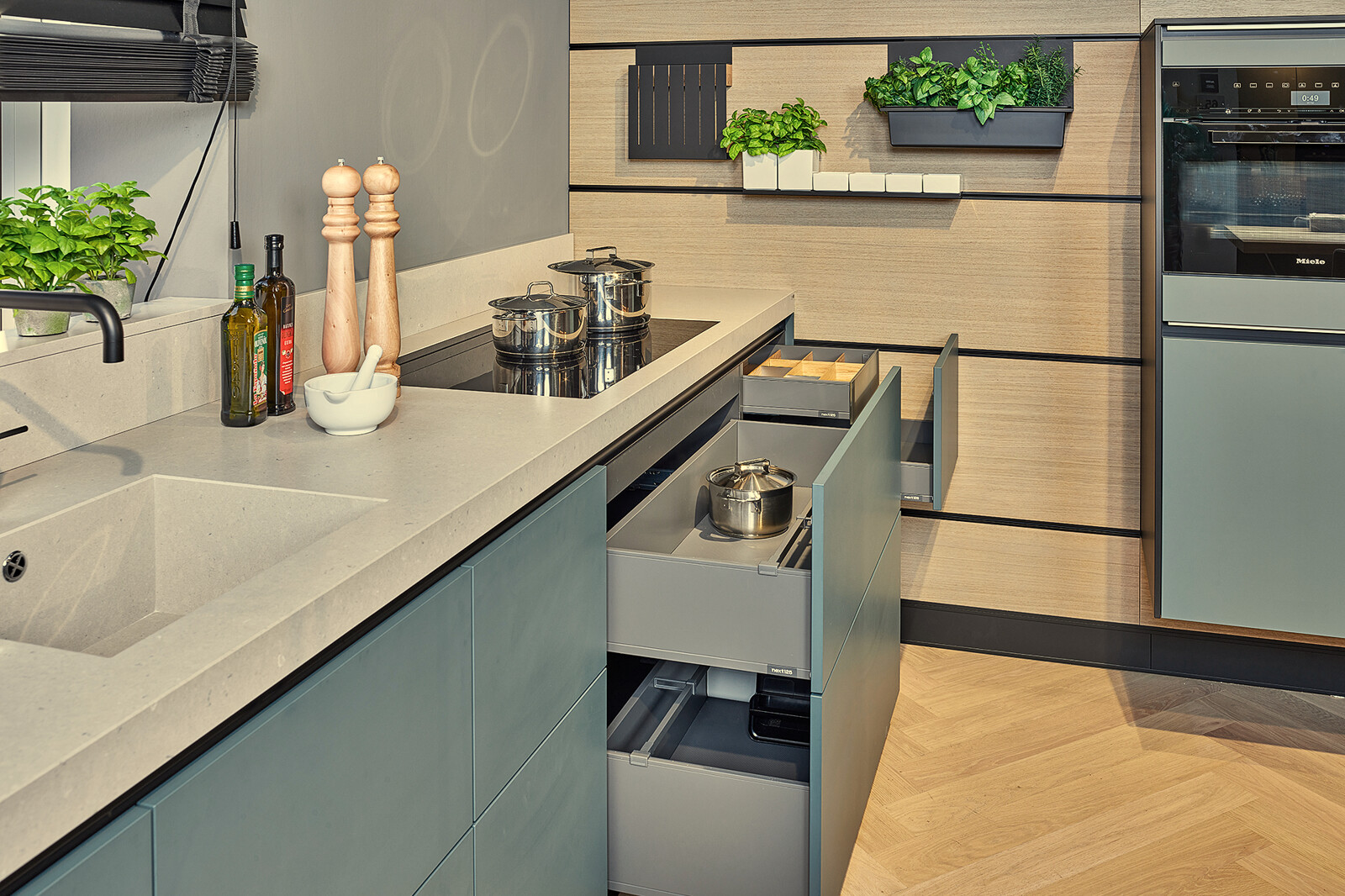 Showroomkeuken: Groene next125 designkeuken met  cube systeem achterwand en veel lades