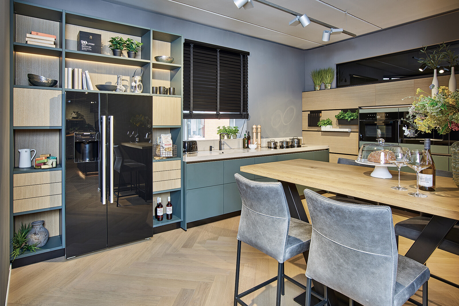 Groene hoekkeuken met licht eiken van next125 - designkeuken met cube systeem en Miele apparatuur
