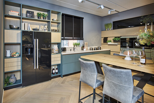 Groene hoekkeuken met licht eiken van next125 - designkeuken met cube systeem en Miele apparatuur