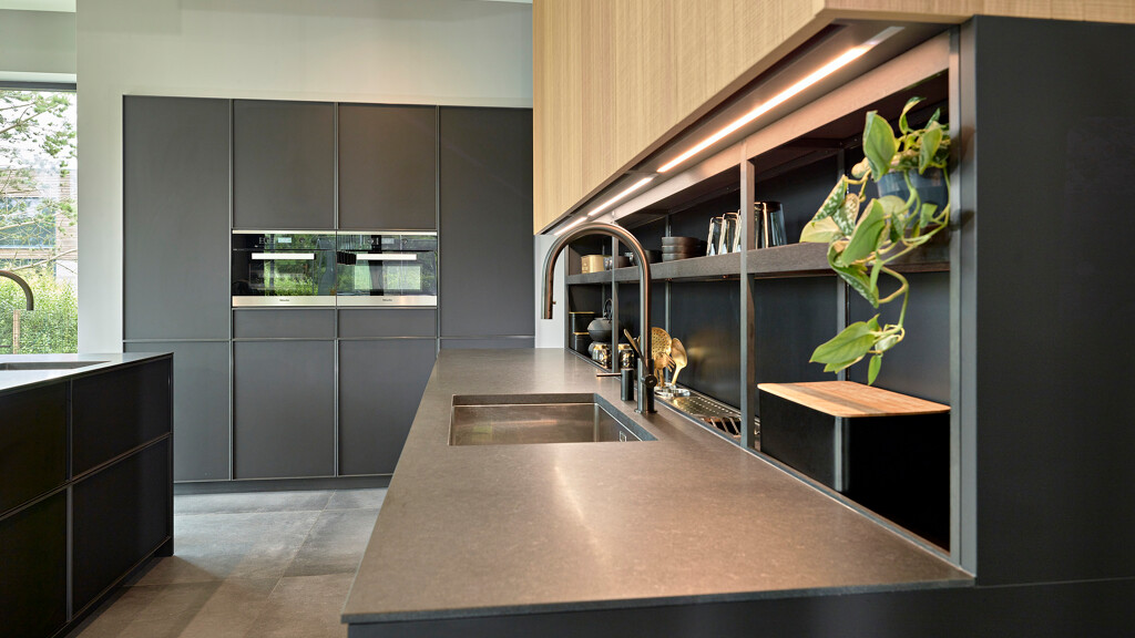 Sfeervol Italiaans design met Japandi trekjes. Gerealiseerde keuken in Amsterdam, door Ekelhoff Keukens in Nordhorn, net over de grens via de A1.