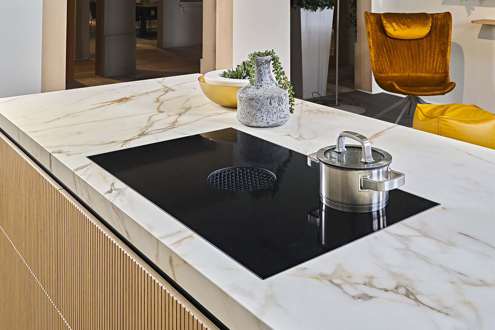 Showroomkeuken: next125 Japandi-keuken met rillenfronten in licht eikenfineer en Bora X-pure kookplaat