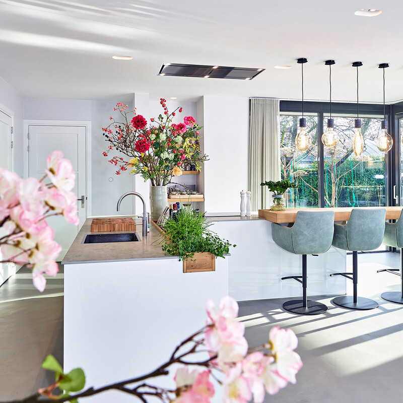 Keuken met keukeneiland in hoogglans wit met balkeneiken van Ekelhoff Keukens