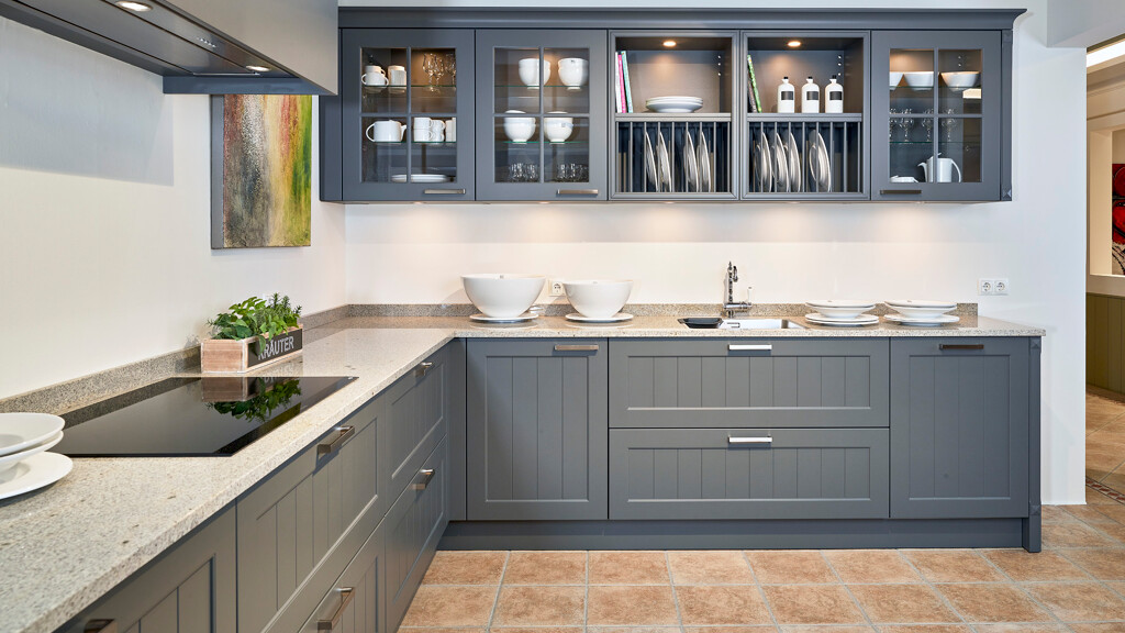 grijze landelijke hoekkeuken van Contur met vitrine bovenkasten. Te zien bij Ekelhoff keukens in Nordhorn