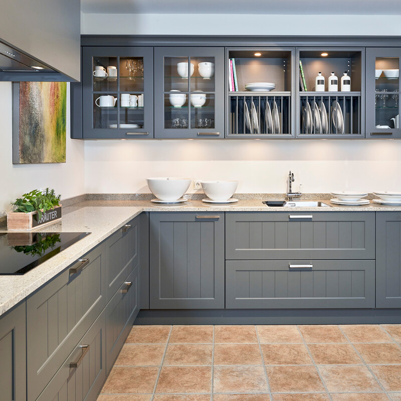 grijze landelijke hoekkeuken van Contur met vitrine bovenkasten. Te zien bij Ekelhoff keukens in Nordhorn