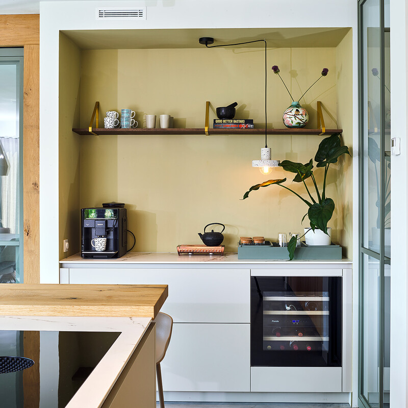 Maatwerkkeuken in eiken met eiland en coffeecorner van Ballerina in Light Pepper. Ekelhoff Küchen in Nordhorn