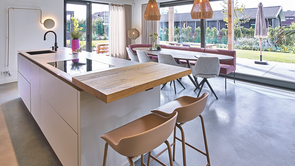 Keukeneiland van Ballerina met dekton aanrechtblad en barrretje voor twee. Ekelhoff Keukens in Nordhorn