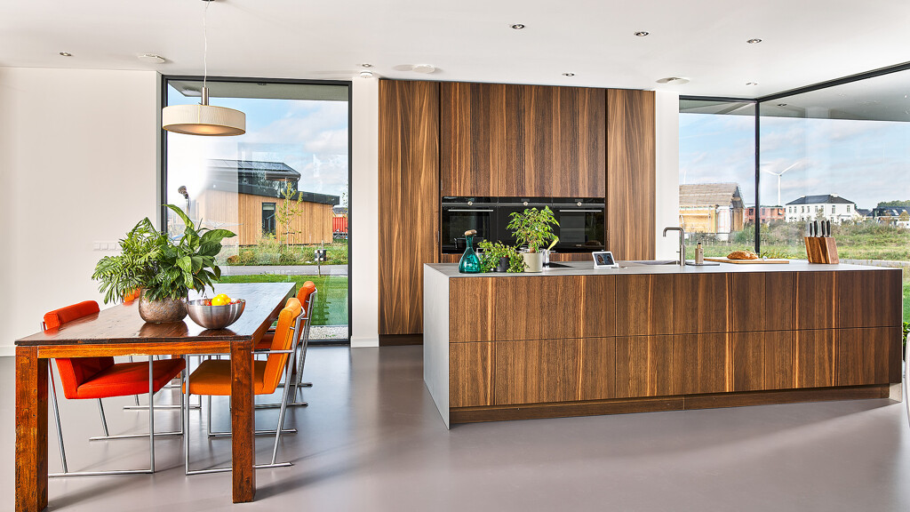 Maatwerkkeuken met gerookt eiken fronten en rvs werkblad - Keuken uit Duitsland