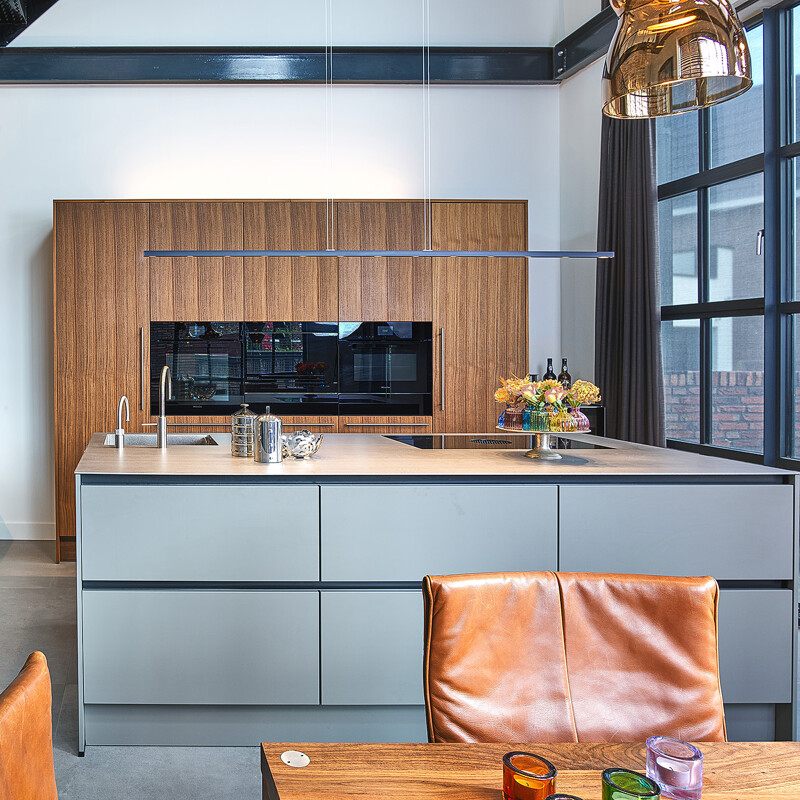 Maatwerkkeuken UNIKAT met notenhouten fronten en kookeiland-Ekelhoff Keukens