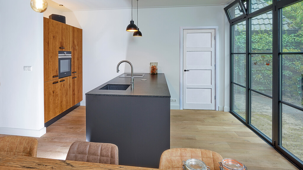 Zwarte Keuken - met zwarte handgrepen van Ekelhoff Keukens