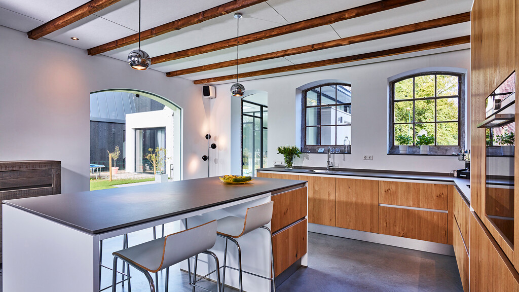 Moderne Landhaus-Inselküche aus Asteiche. Handgefertigte Küche von Ekelhoff Küchen in Nordhorn