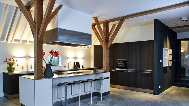 Schwarze Küche mit Holz – moderne Landhausküche mit Kochinsel