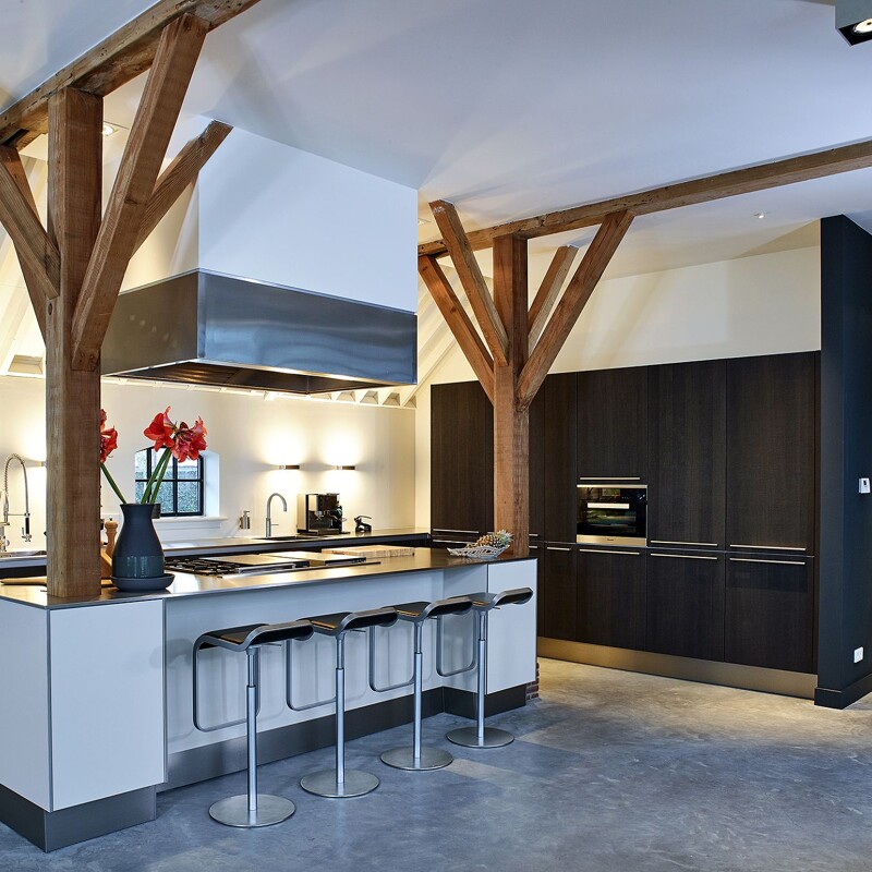 Schwarze Küche mit Holz – moderne Landhausküche mit Kochinsel