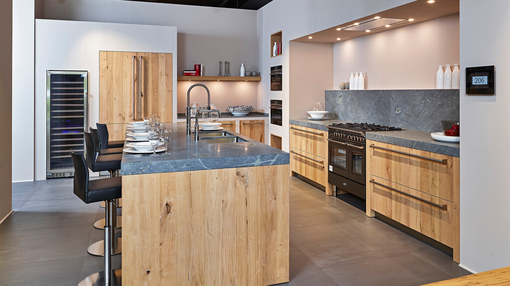 Diese robuste moderne Landhausküche mit Spülinsel und freistehendem Herd finden Sie bei Ekelhoff Küchen in Nordhorn