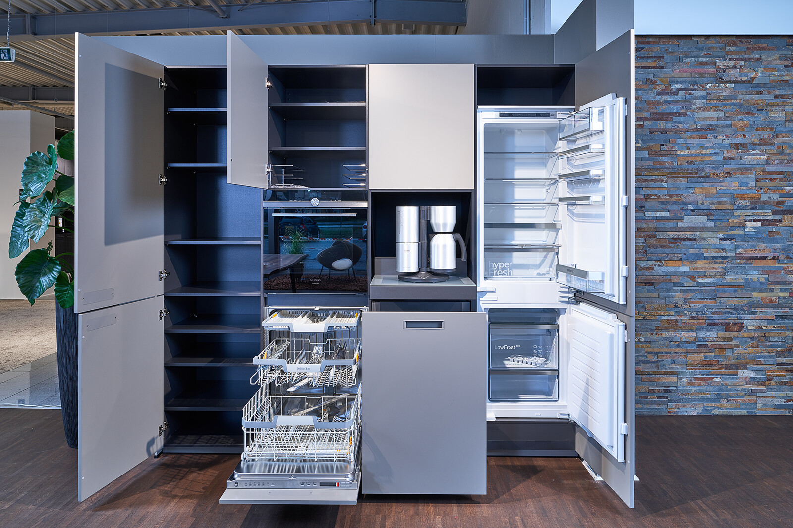 Showroomkeuken: next125 designkeuken met hoge kastenwand incl apparatuur