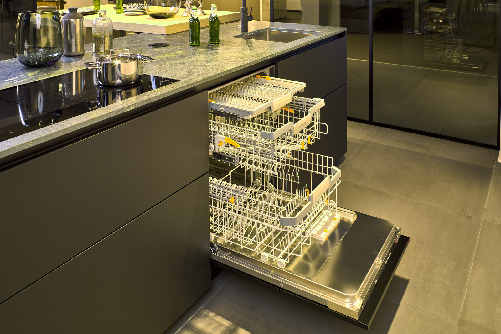 Showroomkeuken: next125 designkeuken in metallic Inox SensiQ en Miele apparatuur