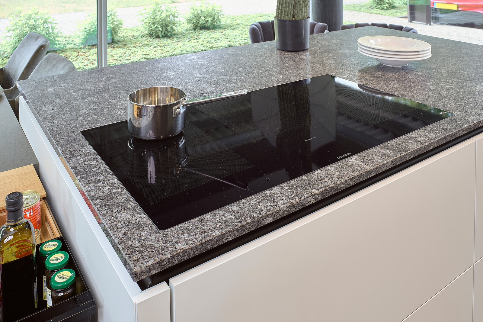 Showroomkeuken: grote next125 eilandkeuken in wit en grafietgrijs eiken met granieten blad Azul Noche