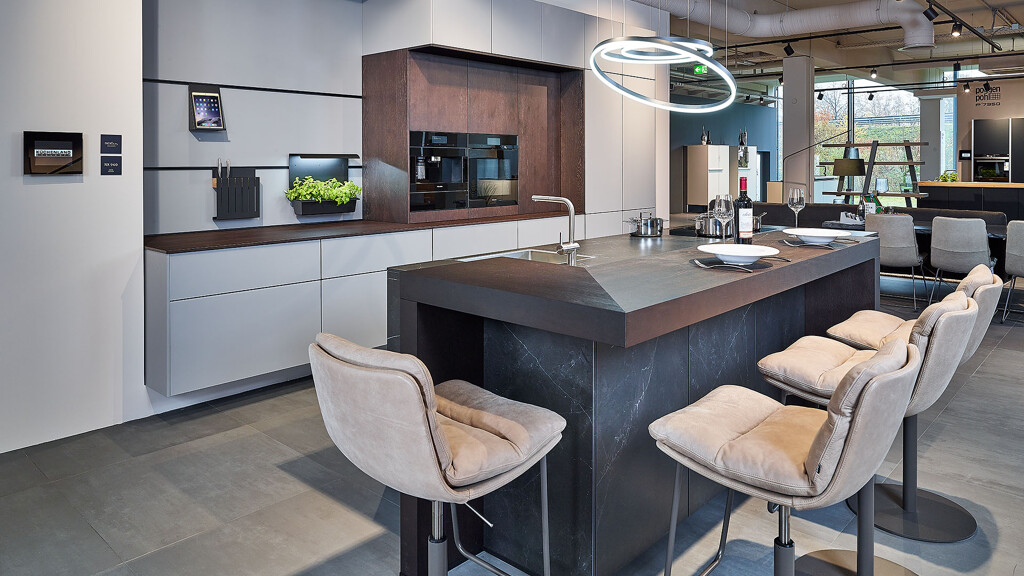 next125 Eilandkeuken met glasfronten en keramiek deuren-Ekelhoff Keukens