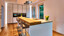 Geräumige offene next125-Küche mit Kochinsel, Hochschränken und zusätzlicher Arbeitsfläche