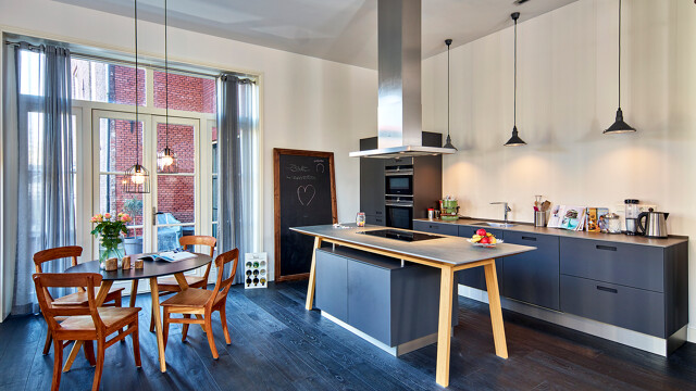 next125 keuken met kooktafel keukeneiland en matglazen fronten - bij Ekelhoff Keukens Duitsland