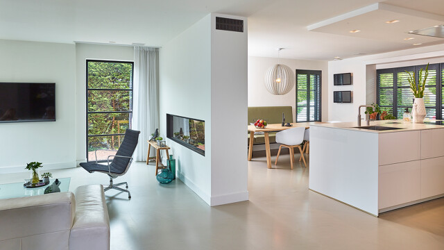 Greeploze eilandkeuken van next125 in hoogglanslak met wit keramiek keukenblad 