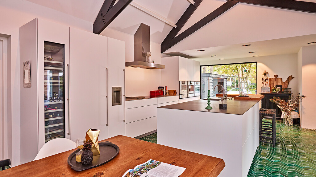 Next125 NX500 weiße Inselküche mit Edelstahl Arbeitsplatte, Ekelhoff Küchen