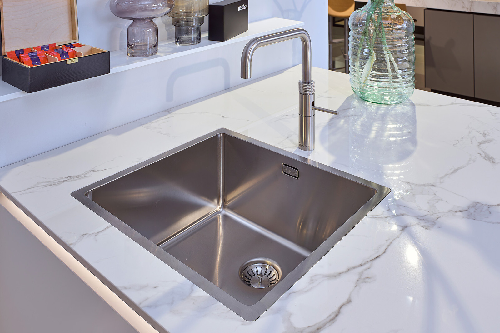 Showroomkeuken next125 - Witte eilandkeuken in fenix met notenhout met keramisch keukenblad