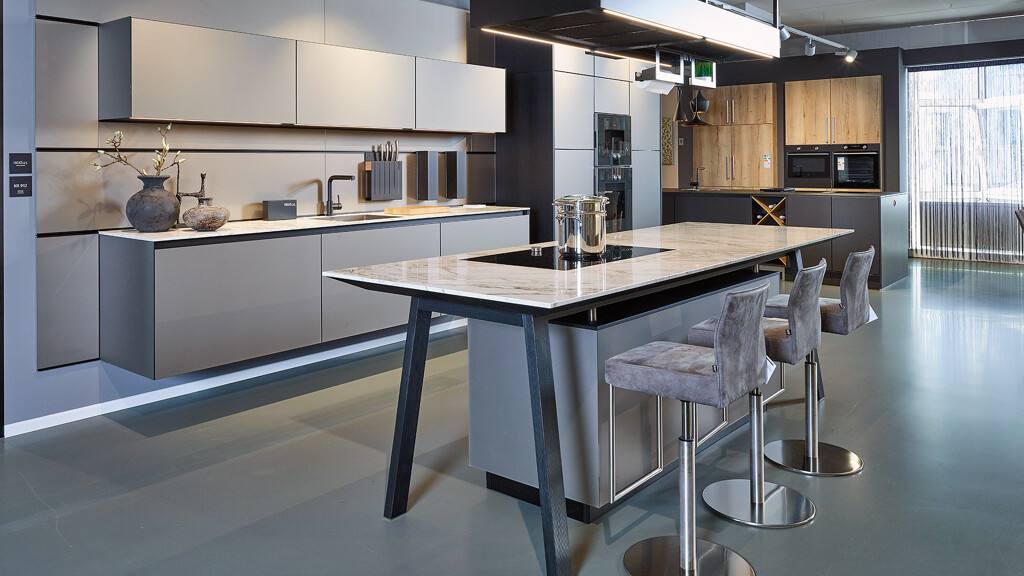 next125 NX912 von Ekelhoff Küchen eine hellgraue industrielle Küche