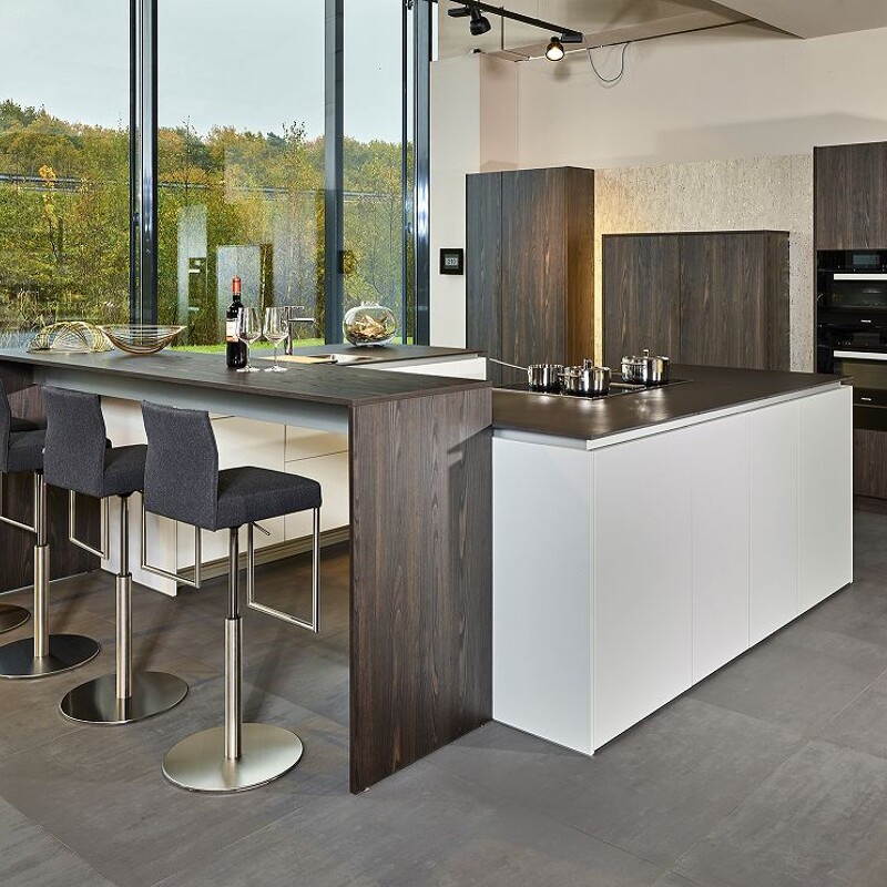 Bijzondere Poggenpohl Segmento keuken met twee lichte eilanden, aangehangen bar met barkrukken en bruine kasten