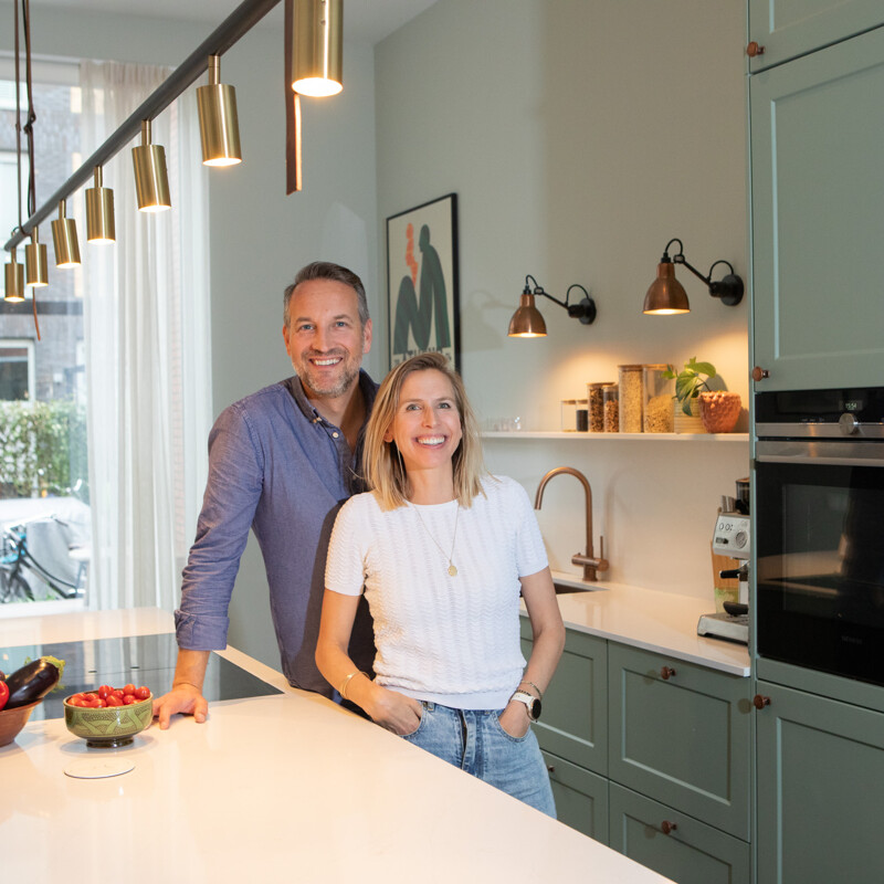 saliegroene keuken-landelijke stijl-met marmerlook blad_Ekelhoff Keukens