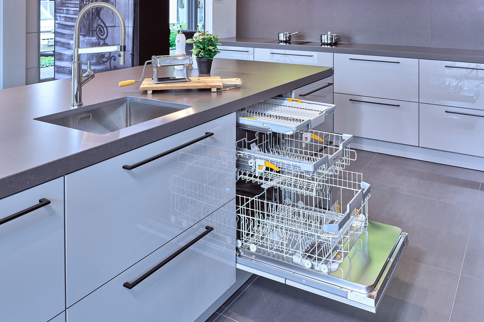 Showroomkeuken: SieMatic designkeuken met inbouwapparatuur van Miele incl. vaatwasser