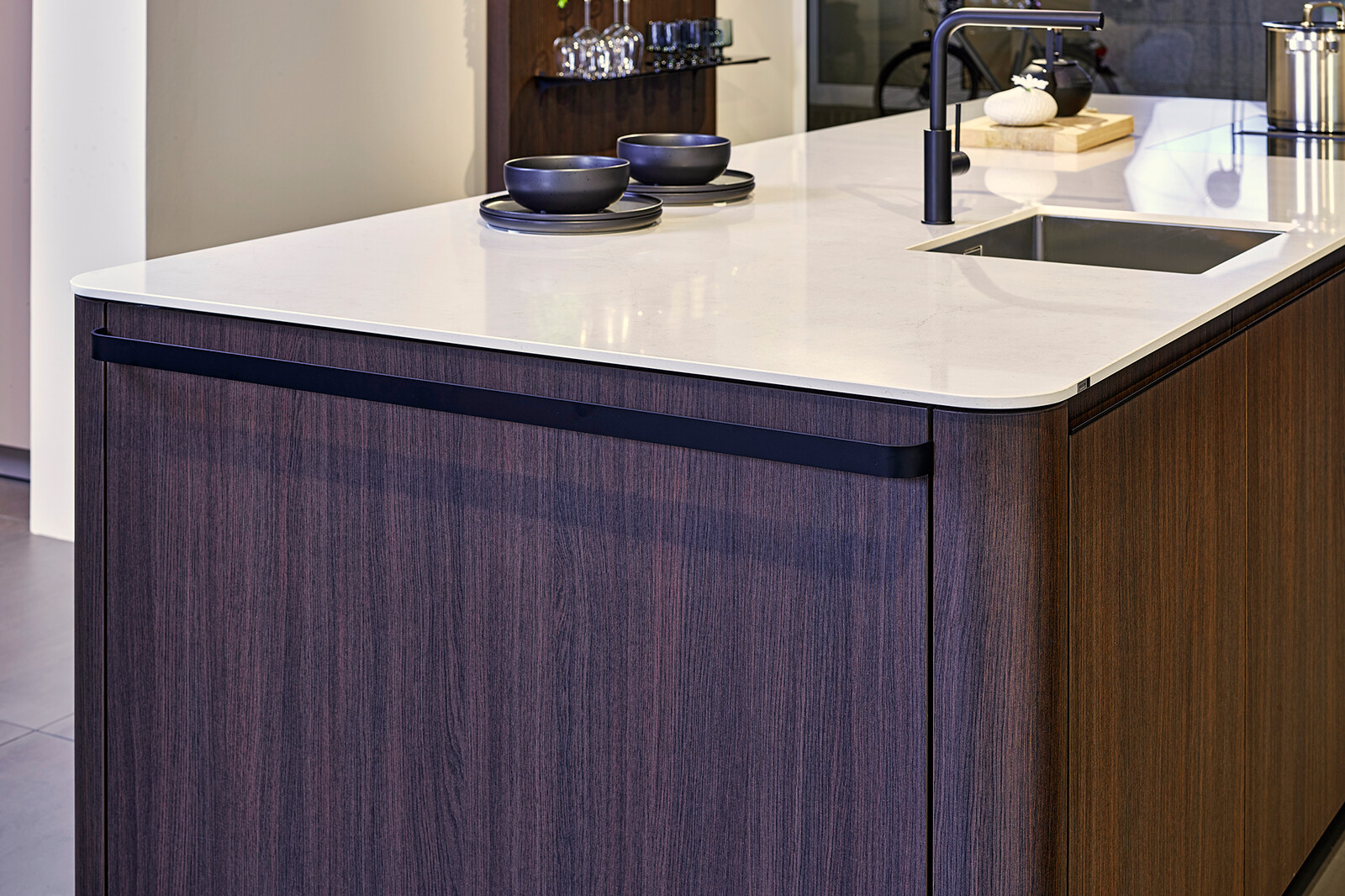 Showroomkeuken: SieMatic designkeuken, kookeiland met afgeronde hoeken - Ekelhoff Keukens
