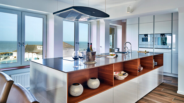 Stijlvolle SieMatic keuken met keukeneiland in Lotuswit en Notenhout. Geplaatst bij onze klanten aan de nederlandse kust. Ekelhoff keukens in Nordhorn