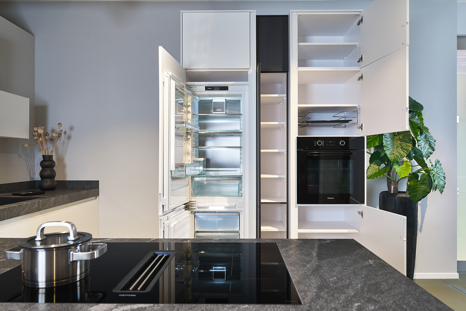 Showroomkeuken: SieMatic Mondial met schiereiland en kastenwand in lotuswit 