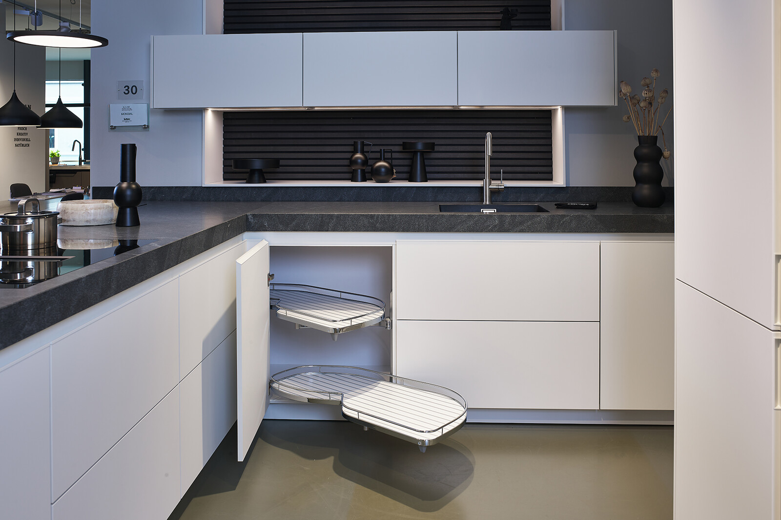 Showroomkeuken: SieMatic Mondial met schiereiland en hoekkast