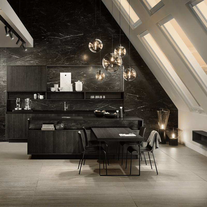 Donkere SieMatic keuken met kookeiland en aansluitende eettafel.