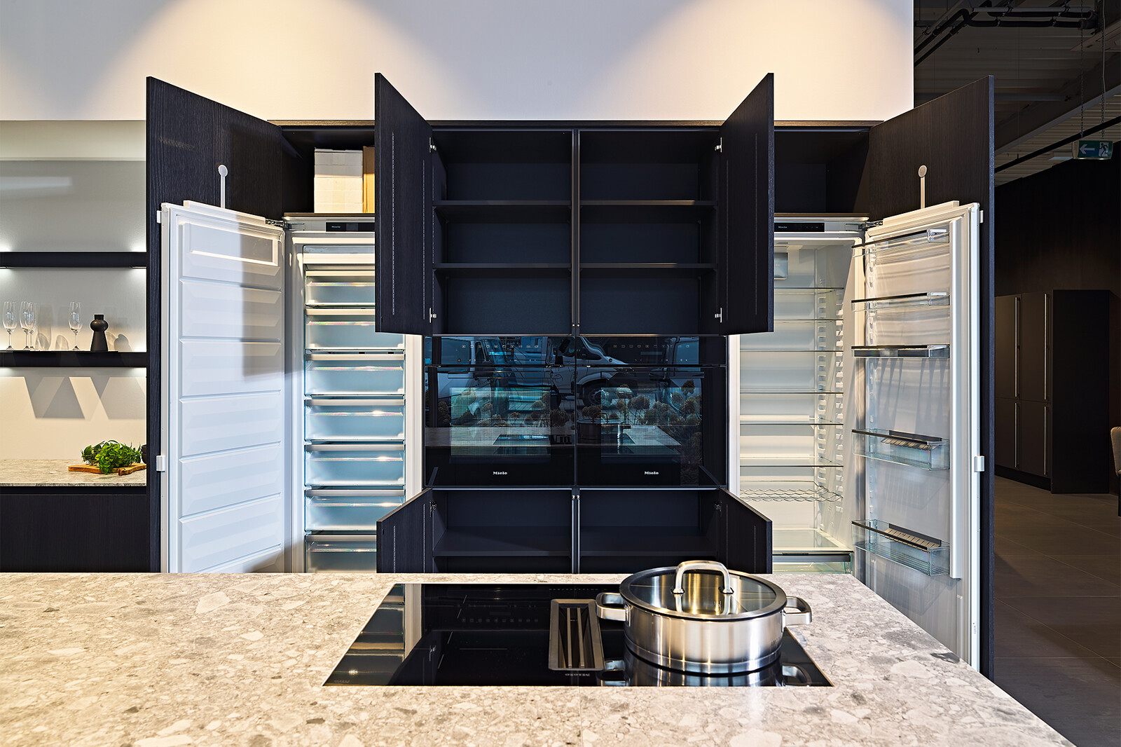 Showroomkeuken: Siematic S2 eilandkeuken in zwart Eiken Darjeeling met Miele apparatuur