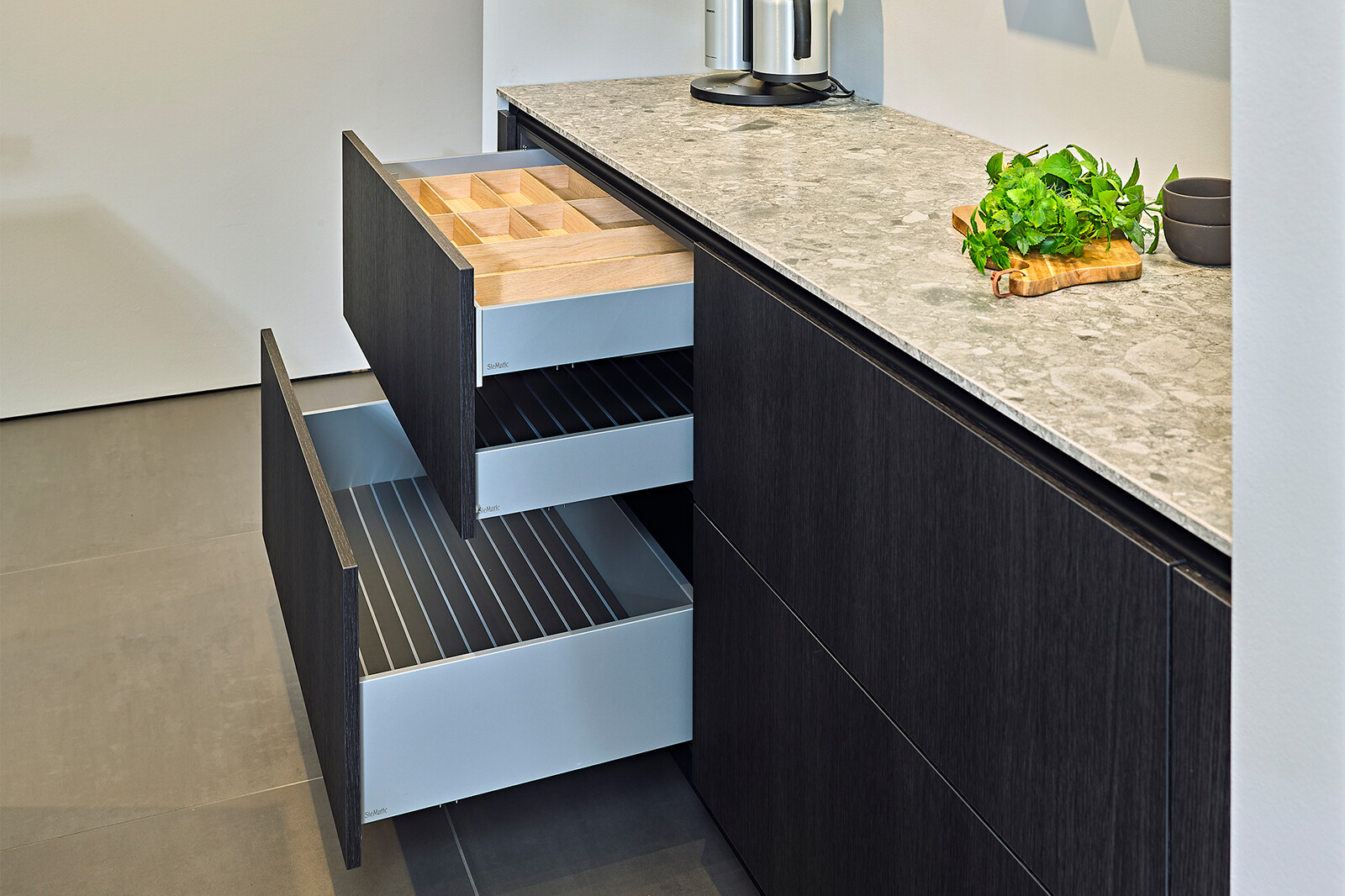 Showroomkeuken: Siematic S2 eilandkeuken in  Eiken Darjeeling, keramiek blad en veel brede lades